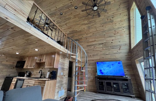 Port Crane Cabina | Cozy Charming Cabin in lovely Newark Valley with beautiful sunsets