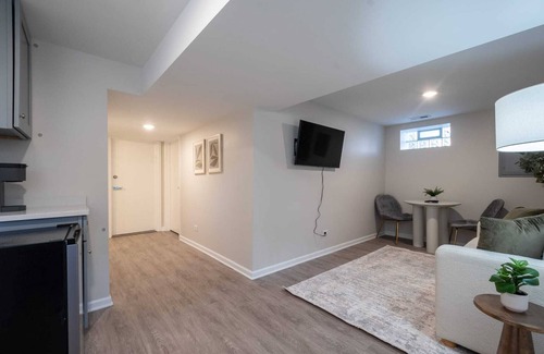 West Ridge Apartamento | Cozy Clean Chicago Apartment Free Street Parking Near Downtown Washer & Dryer