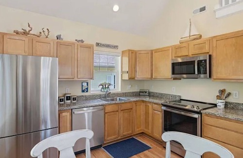 Kennebunkport Cabaña | Cozy coastal 2-bedroom cottage, short walk to Goose Rocks Beach.