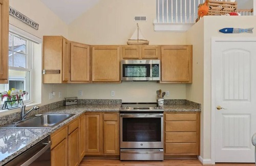 Kennebunkport Cabaña | Cozy coastal 2-bedroom cottage, short walk to Goose Rocks Beach.