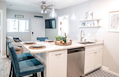 Dunedin Apartamento | Cozy Coastal Cottages of Dunedin #2 - Walk to Downtown or ride to the beach!