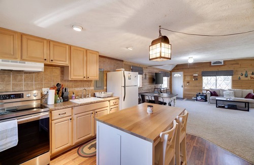 Pocono Lake Chalet De Esquí | Cozy Comfort, Pellet stove, Wi-Fi, TV, Deck, BBQ, Close to skiing, water parks