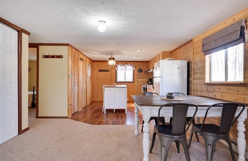 Pocono Lake Chalet De Esquí | Cozy Comfort, Pellet stove, Wi-Fi, TV, Deck, BBQ, Close to skiing, water parks