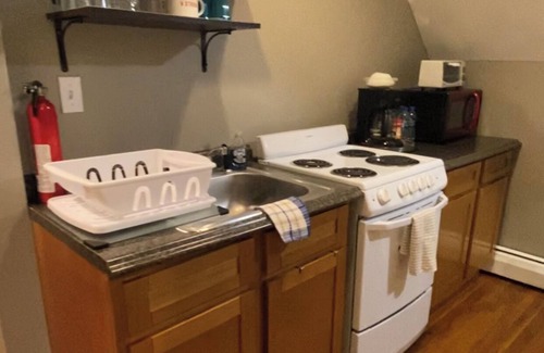 Dudley - Brunswick King Apartamento | Cozy & comfy in-law suite with Boston skyline view