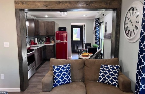 Statesville Casa | Cozy & Comfy Remodeled Home
