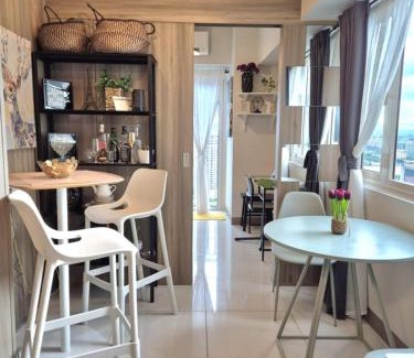 Pasay Apartamento | Cozy Comfy Suite 2BR w Balcony - Amazing Manila Bay View and City Skyline near MOA