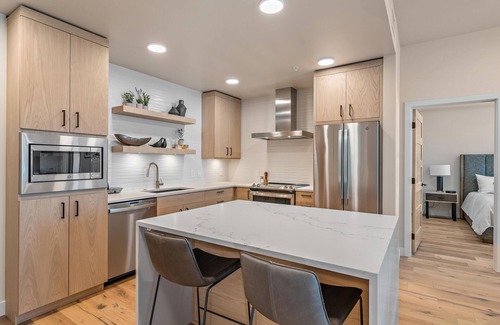 Tamarack Resort Condominio | Cozy Condo | Fireplace and Private Balcony