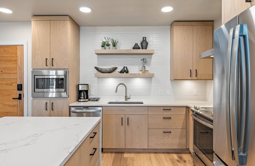 Tamarack Resort Condominio | Cozy Condo | Fireplace and Private Balcony