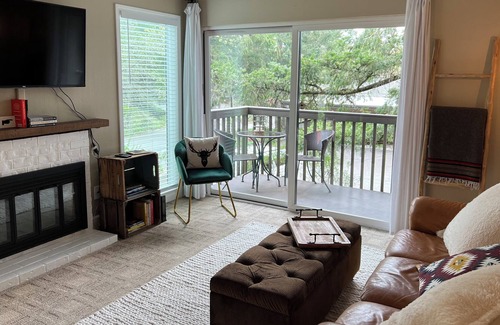 West Haven-Sylvan Condominio | Cozy Condo in the Woods!