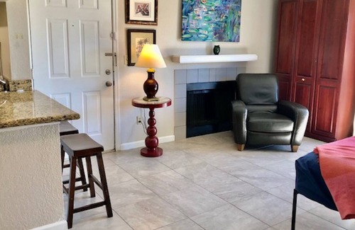 Orlando Condominio | Cozy condo.Laundry, balcony, pool , pier, lake .Close to Disney ,UCF, Downtown .