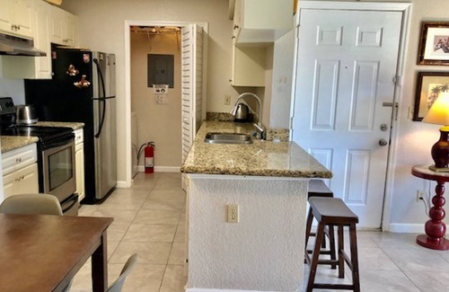 Orlando Condominio | Cozy condo.Laundry, balcony, pool , pier, lake .Close to Disney ,UCF, Downtown .