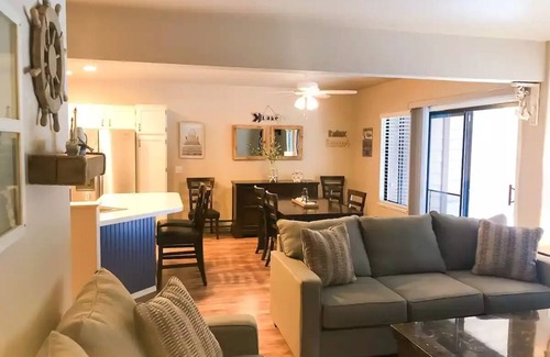 McCall Condominio | Cozy Condo w/ pool & gym in prime McCall location