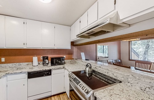 Shaver Lake Condominio | Acogedor condominio con terraza, piscinas compartidas y jacuzzis: excelente ubicación cerca del lago Shaver