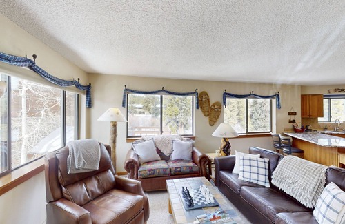 Christie Heights Condominio | Cozy condo with ski-in access, hot tub, and mountain views