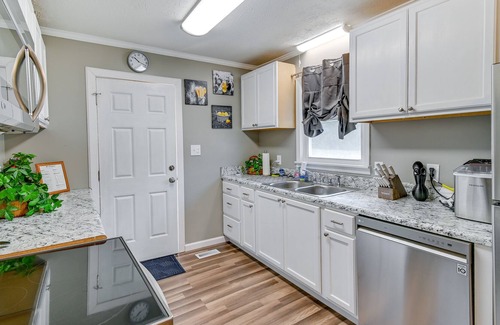 Fayetteville Casa | Cozy + Convenient Fayetteville Home ~ 7 Mi to Dtwn