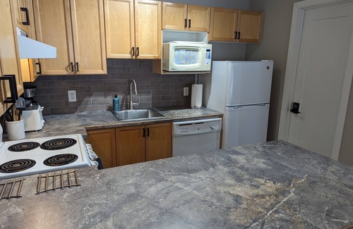 East Kootenay Condominio | Cozy & Convenient Mountain Getaway | Ski In/Out | Hot Tub | Fireplace | Sleeps 8