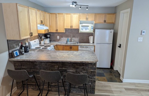 East Kootenay Condominio | Cozy & Convenient Mountain Getaway | Ski In/Out | Hot Tub | Fireplace | Sleeps 8