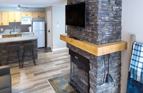 East Kootenay Condominio | Cozy & Convenient Mountain Getaway | Ski In/Out | Hot Tub | Fireplace | Sleeps 8