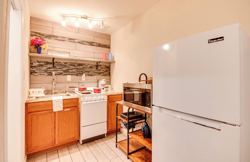Dallas Apartamento | Cozy Coop-10 min-DT Dallas-Full Kitchen & Private Patio