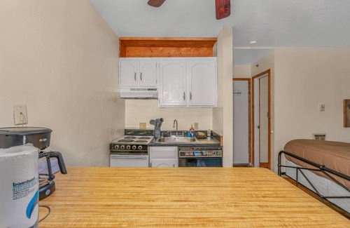 Yosemite West Condominio | Cozy Corner Yosemite Studio Close to it All!