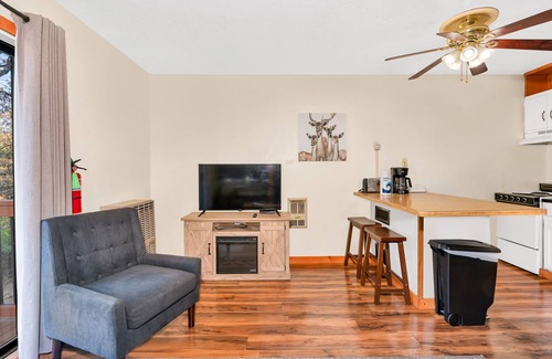 Yosemite West Condominio | Cozy Corner Yosemite Studio Close to it All!