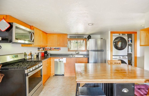 Woods Hole Cabaña | Cozy Cottage 1/2 mile to Woods Hole village