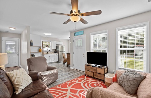 Tranquil Harbour Cabaña | Cozy Cottage 10 min walk to the beach!