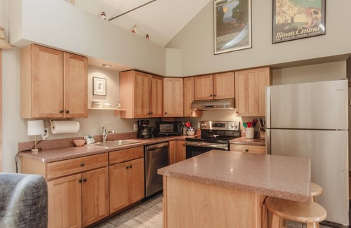 Union Pier Casa | Cozy Cottage, 1000 ft to beach, deck, grill, and gazebo!