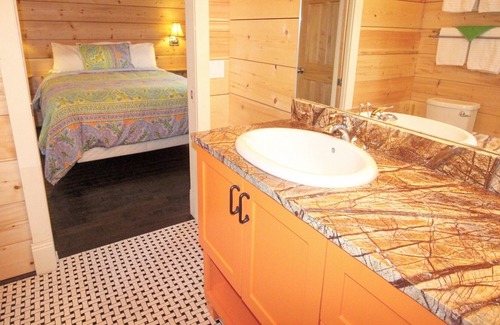 Fennville Cabaña | Cozy cottage (#7) just mins to Saugatuck.