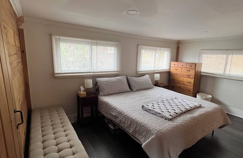 Lake Luzerne-Hadley Cabina | Cozy cottage along the River. Close to Saratoga and Lake George.