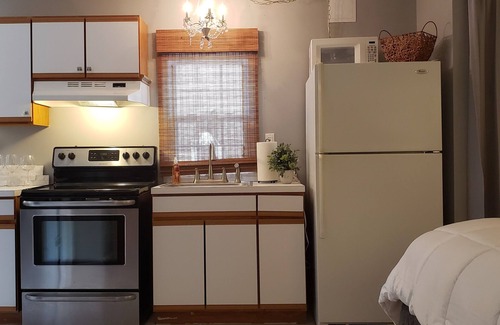 Barstow Cabaña | Cozy Cottage by the water - Private courtyard and inground pool