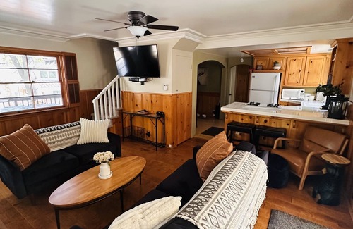 Cedar Glen Casa | Cozy Cottage, dog friendly, fireplace, beautiful outdoor seating!