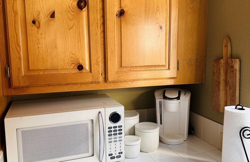 Cedar Glen Casa | Cozy Cottage, dog friendly, fireplace, beautiful outdoor seating!