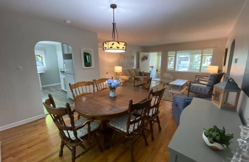 Montague Casa | Cozy Cottage for 8 with a view of White Lake & near Lake Michigan