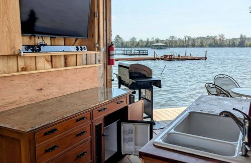 Cordele Casa | Cozy Cottage/mobile home on the water @ Lake Balckshear
