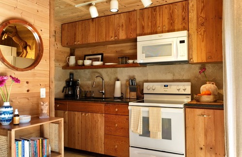 Covenant Apartamento | Cozy Cottage nesteled on Horse Ranch 15 min from beach.
