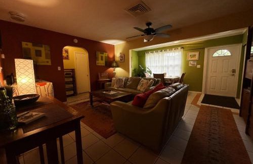 Arlington Park Casa | Cozy Cottage near Beaches and Downtown Sarasota