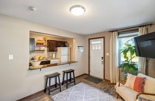 Des Moines Cabaña | Cozy Cottage Near Downtown Walkable to Dining and Boutique Shopping