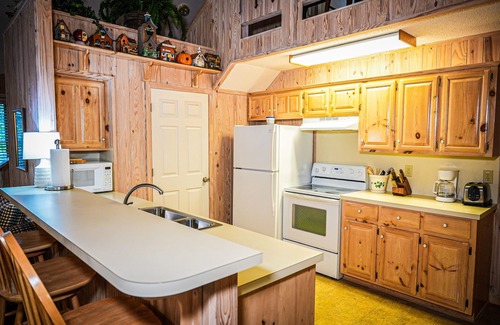 Pine Mountain Chalet De Esquí | Cozy cottage nestled in the woods.