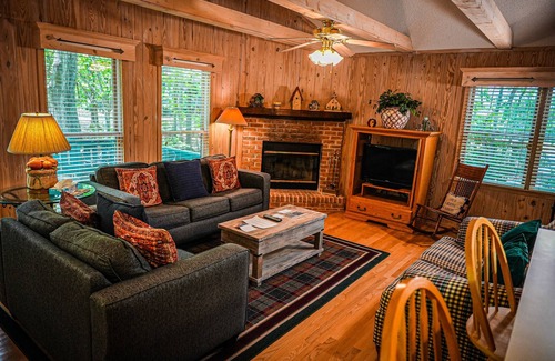 Pine Mountain Chalet De Esquí | Cozy cottage nestled in the woods.