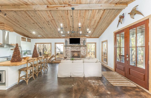 Midway Cabaña | Cozy cottage nestled among nature near inner coastal waterway