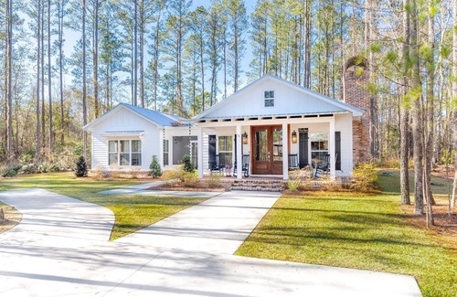 Midway Cabaña | Cozy cottage nestled among nature near inner coastal waterway