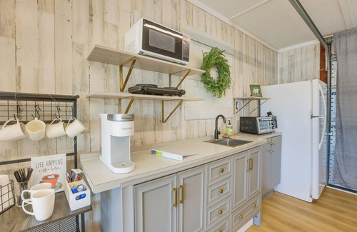 Wilsonville Cabaña | Cozy Cottage on Main Channel of Lay Lake