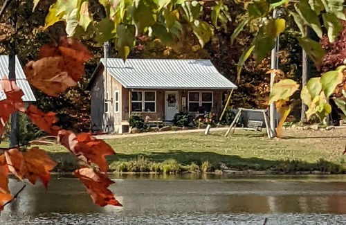 Dunlap Cabina | Cozy cottage @ private lake. Able to accommodate 3 travelers for summer season