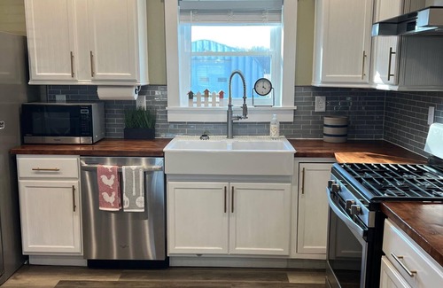 Monclova Casa | Cozy cottage that allows for pets, the experience of outdoors, and the big city!