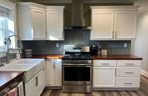 Monclova Casa | Cozy cottage that allows for pets, the experience of outdoors, and the big city!