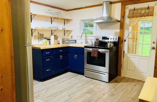 Livingston Manor Cabaña | Cozy Cottage with Jacuzzi, Fire Pit and Reading Nook!