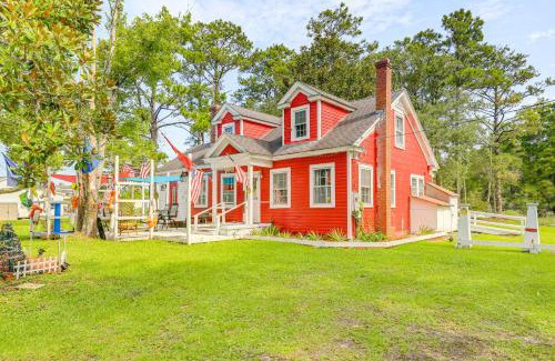 Beaufort Casa | Cozy Cottage with Deck, 9 Mi to Downtown Beaufort!