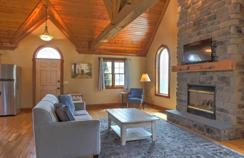 Millersburg Cabaña | Cozy Cottage With Fireplace, Seasonal Pool/Hot Tub
