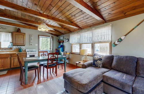 York Beach Casa | Acogedora cabaña w / terraza privada - a pie de playa de arena corta, 2 perros bienvenidos!